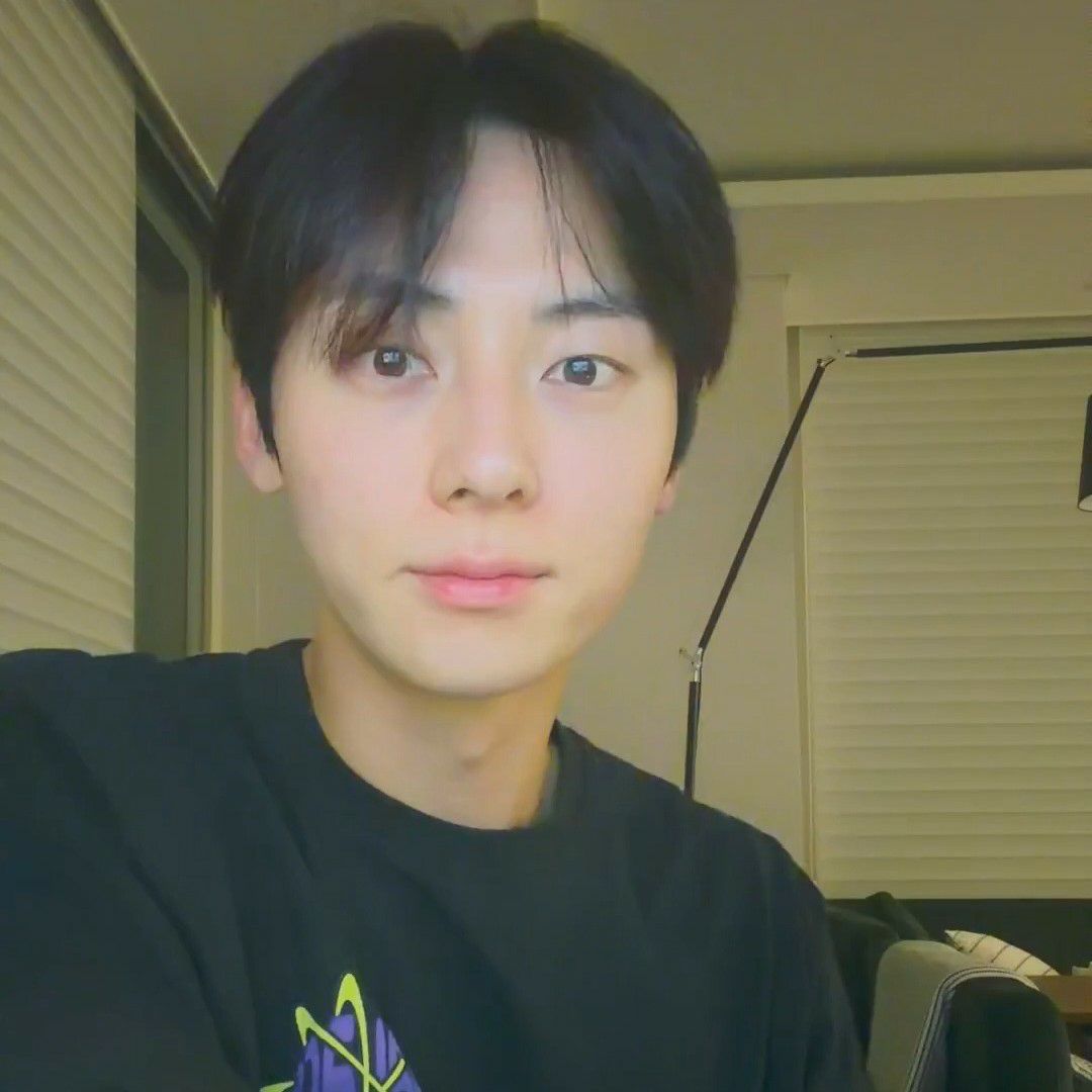 A moment captured by Hwang Minhyun's fan