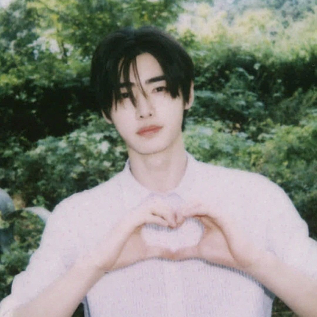 Foto aktivitas terbaru Sunghoon (ENHYPEN)