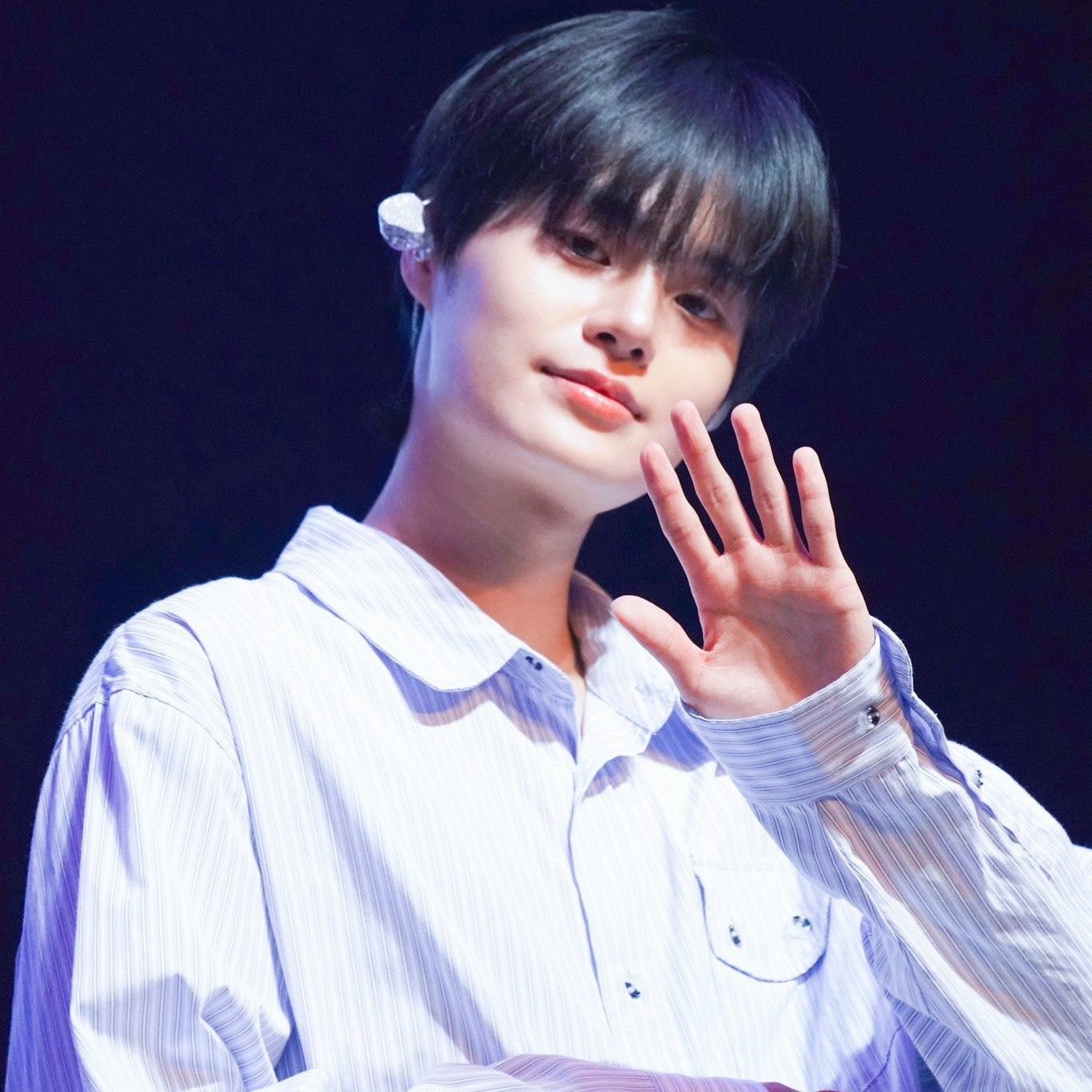 A moment captured by Lee Daehwi (AB6IX)'s fan