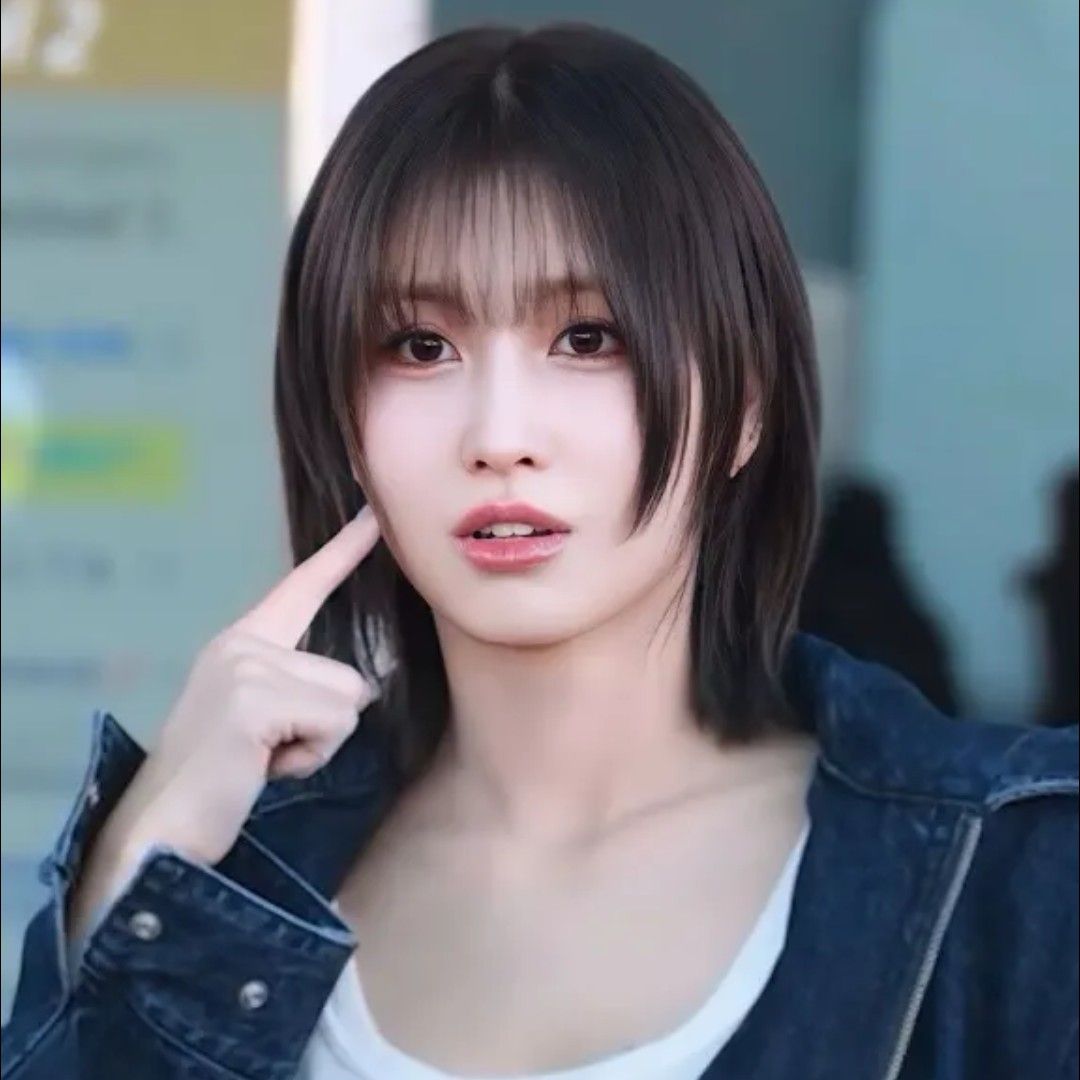 Behind-the-scenes cut of Momo (TWICE)