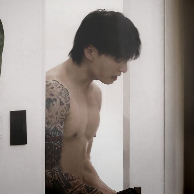 Foto aktivitas terbaru Jungkook (BTS)