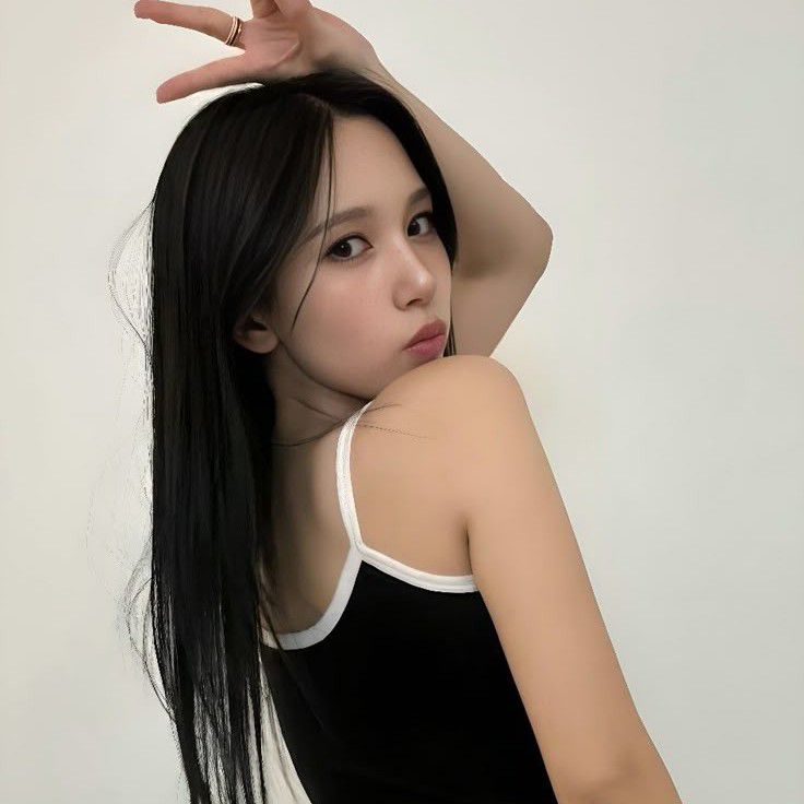 Behind-the-scenes cut of Mina (TWICE)
