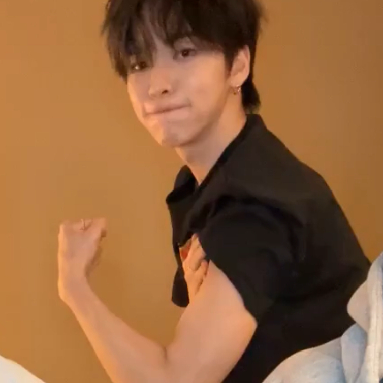 Behind-the-scenes cut of Hanjun (n.SSign)
