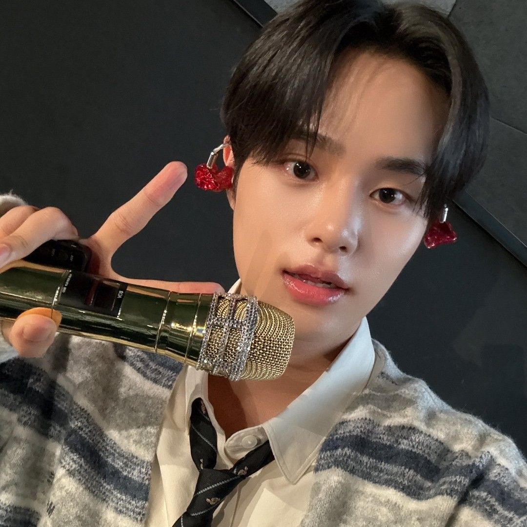 A moment captured by Lee Daehwi (AB6IX)'s fan