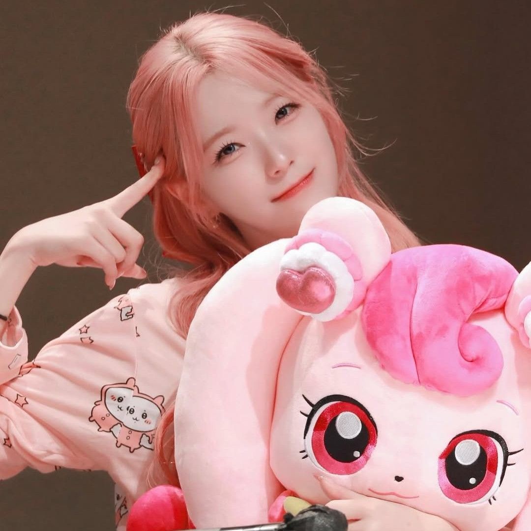 白知憲 (fromis_9)的最新活動照片