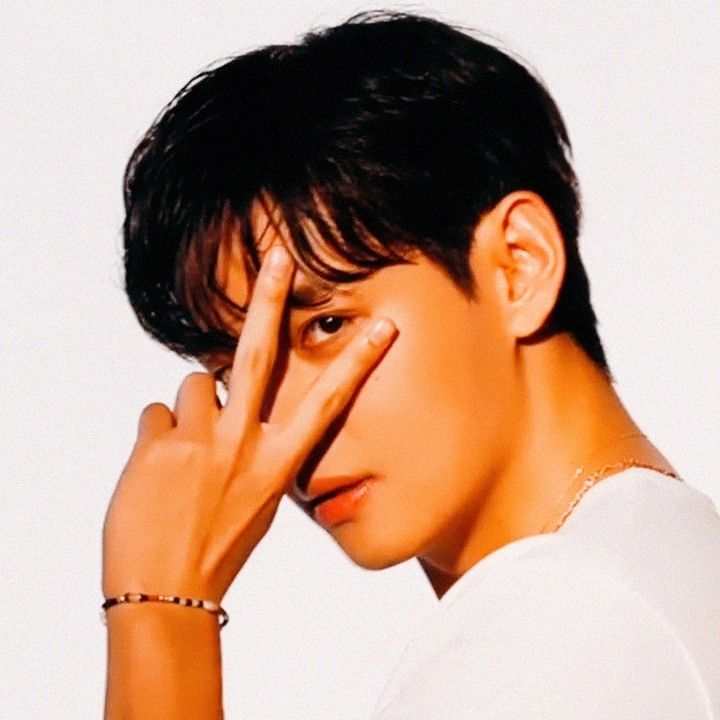 뷔 (방탄소년단)의 최신 사진