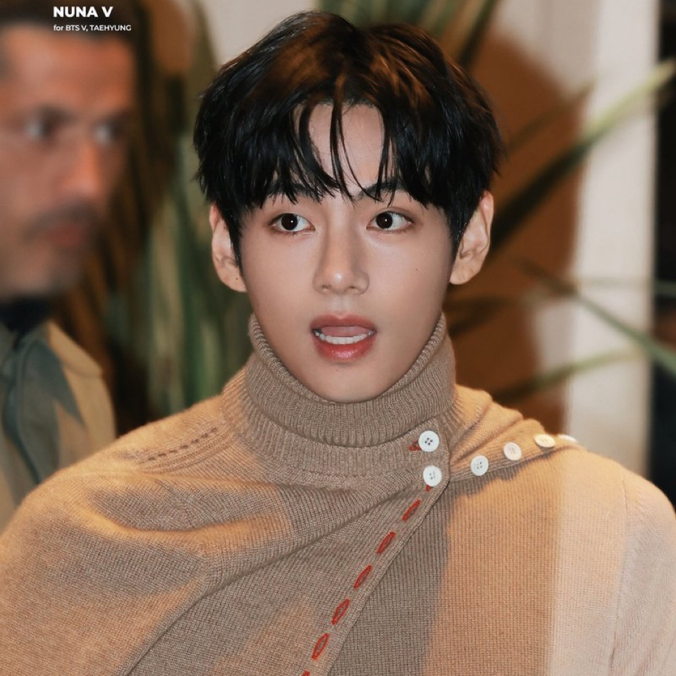 뷔 (방탄소년단)의 최신 사진