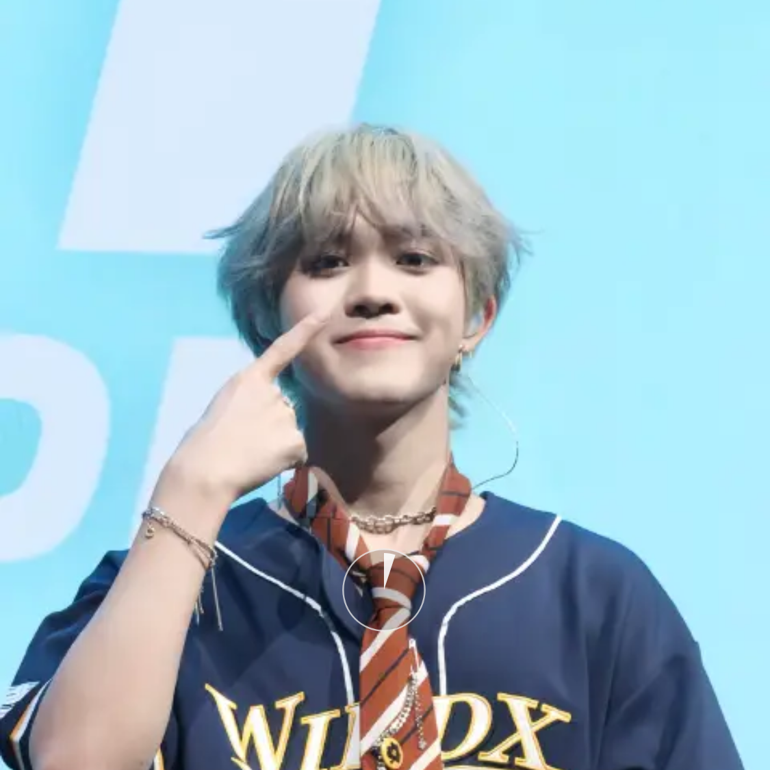 A moment captured by THI-O (NexT1DE)'s fan