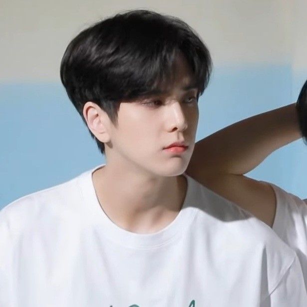 A moment captured by Younghoon (THE BOYZ)'s fan
