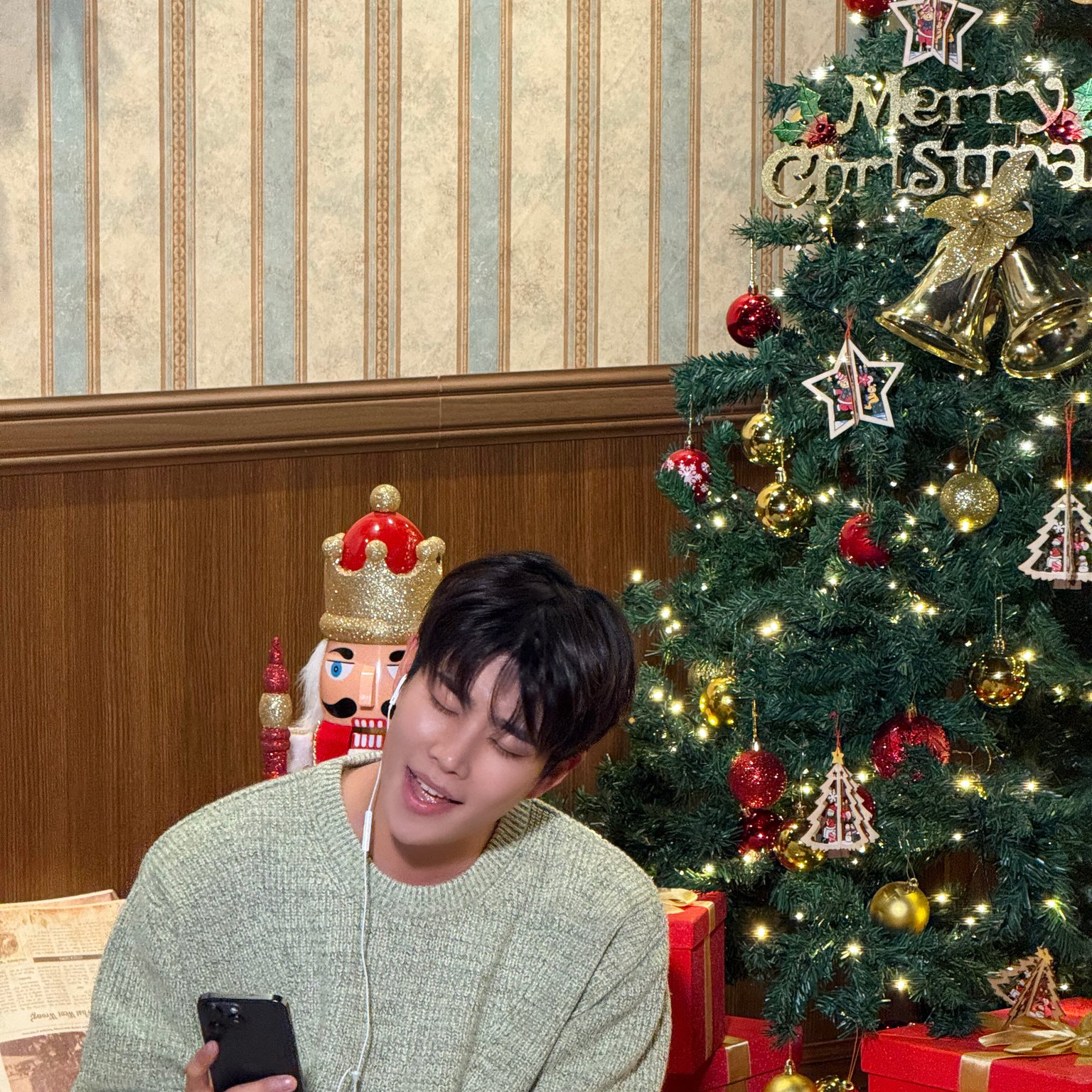 A moment captured by ASTRO's fan