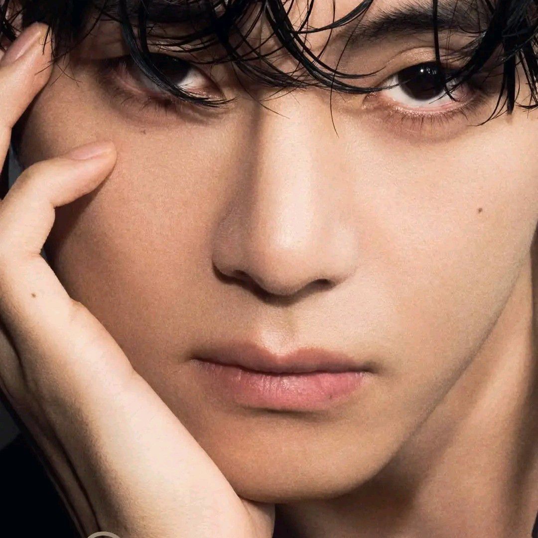 V (防彈少年團)的最新照片