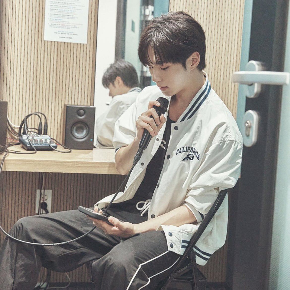 Behind-the-scenes cut of Kim Junseo (ALPHA DRIVE ONE)