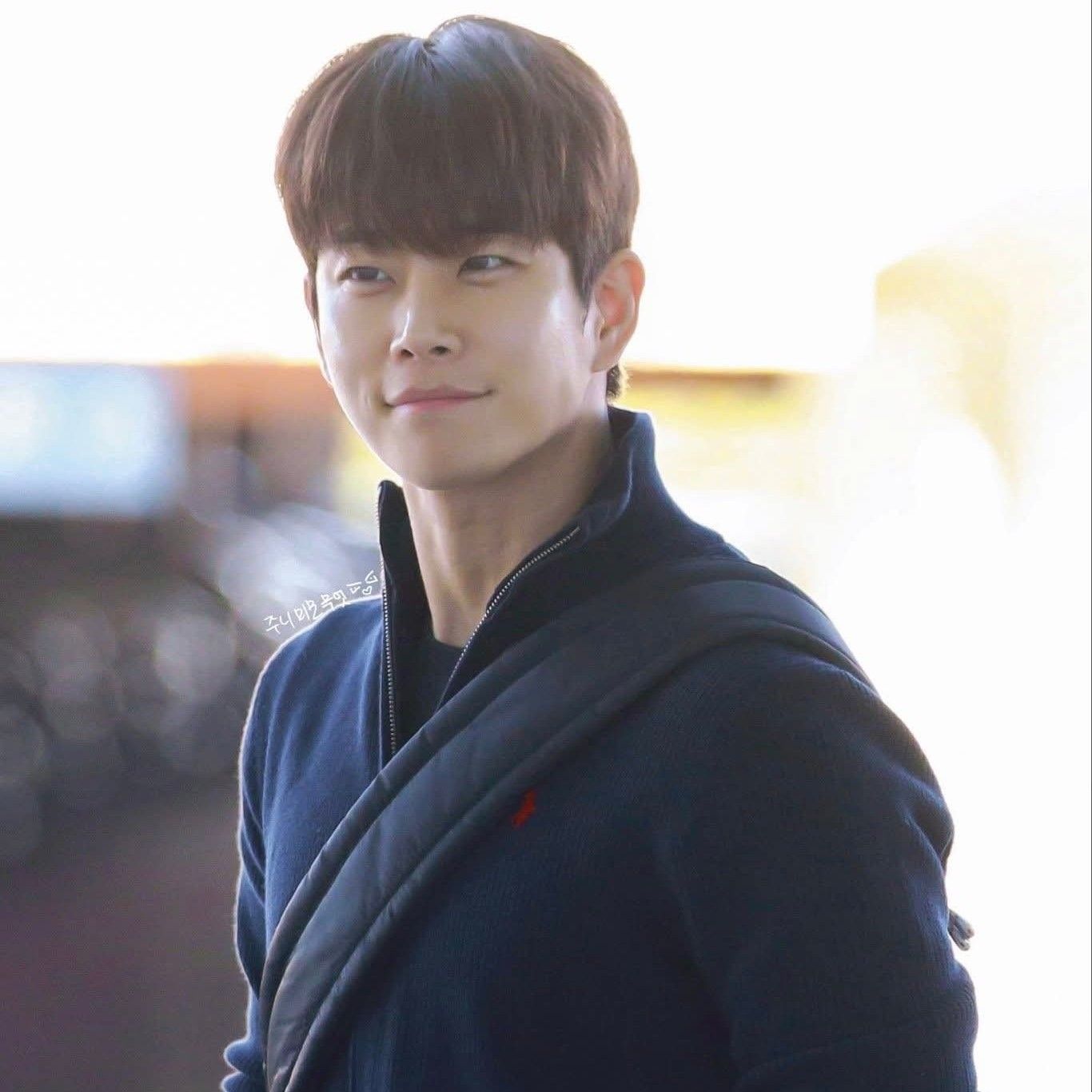 A moment captured by MJ (ASTRO)'s fan