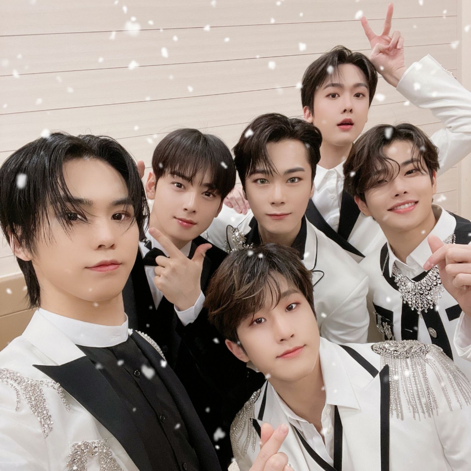 아스트로의 최신 사진