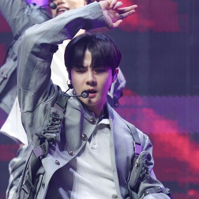 Behind-the-scenes cut of EXO