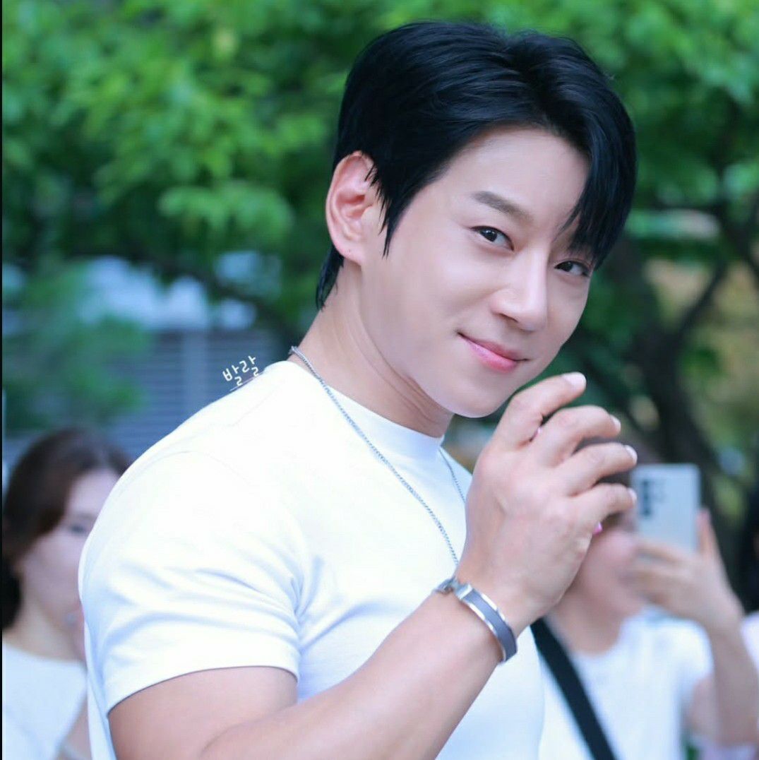 Latest photo of Hwang Chiyeol
