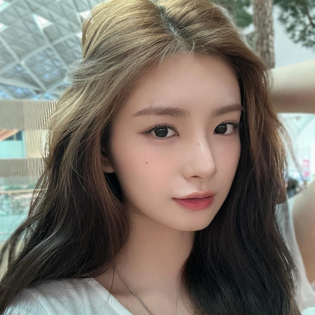 Recent activity shot of Yiren (EVERGLOW)