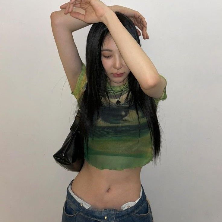 Behind-the-scenes cut of Lee Chaeyeon