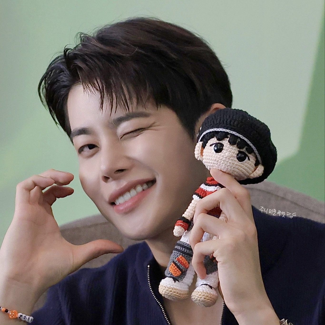 A moment captured by MJ (ASTRO)'s fan