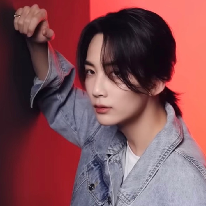 Recent activity shot of Jeonghan (SEVENTEEN)