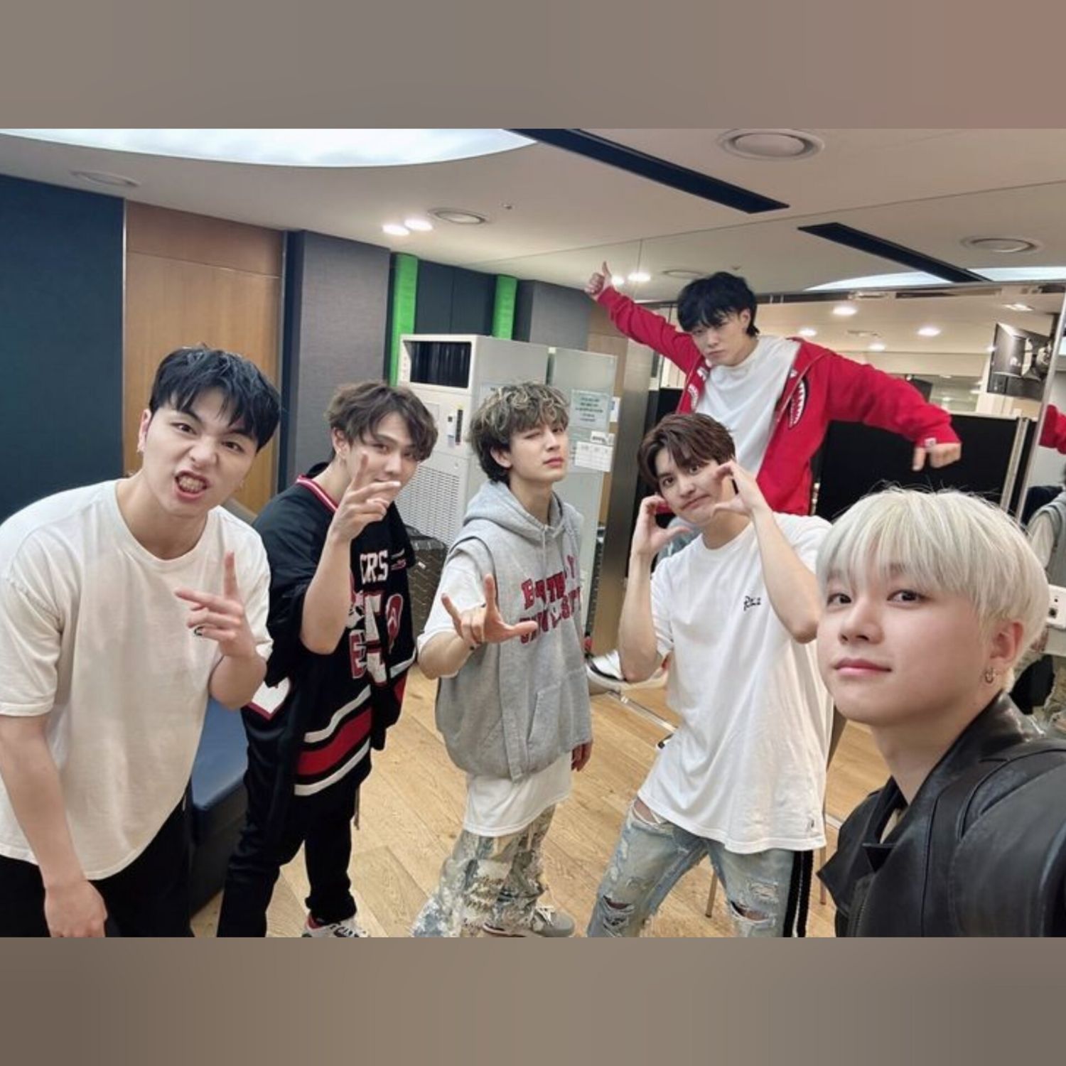 Behind-the-scenes cut of iKON