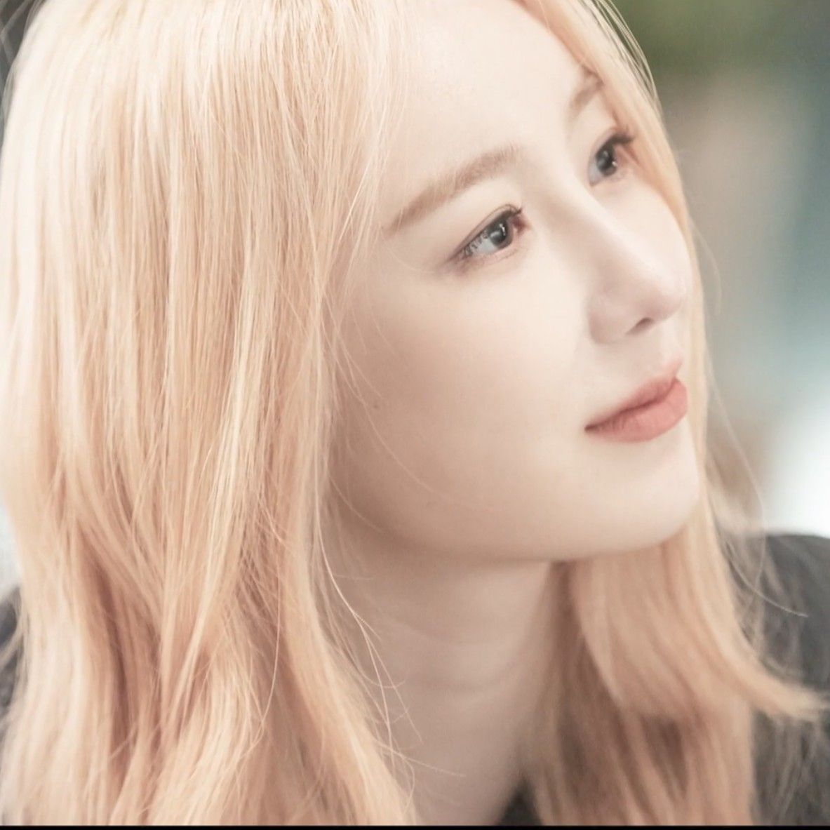 A moment captured by Lee Chaeyeon's fan