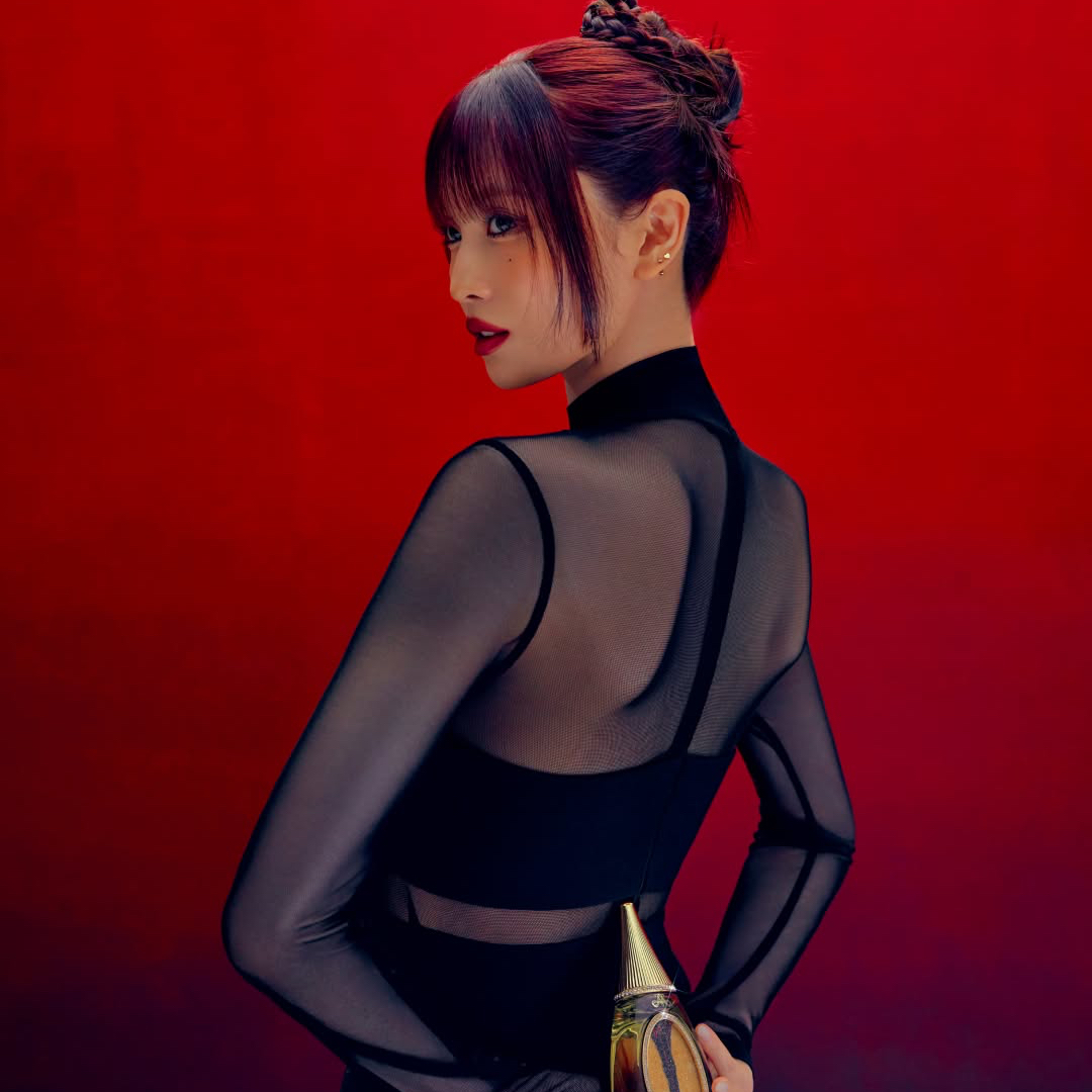 Recent activity shot of Momo (TWICE)