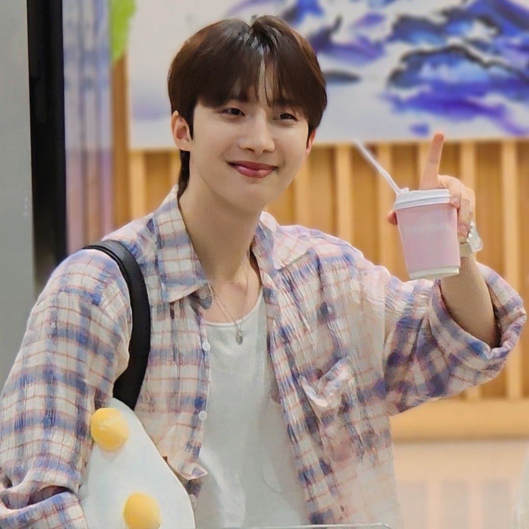 A moment captured by Hui (PENTAGON)'s fan