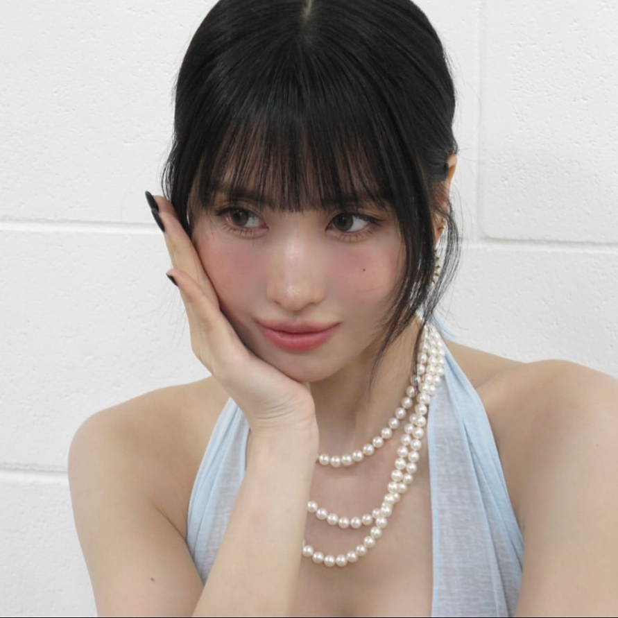 Behind-the-scenes cut of Momo (TWICE)