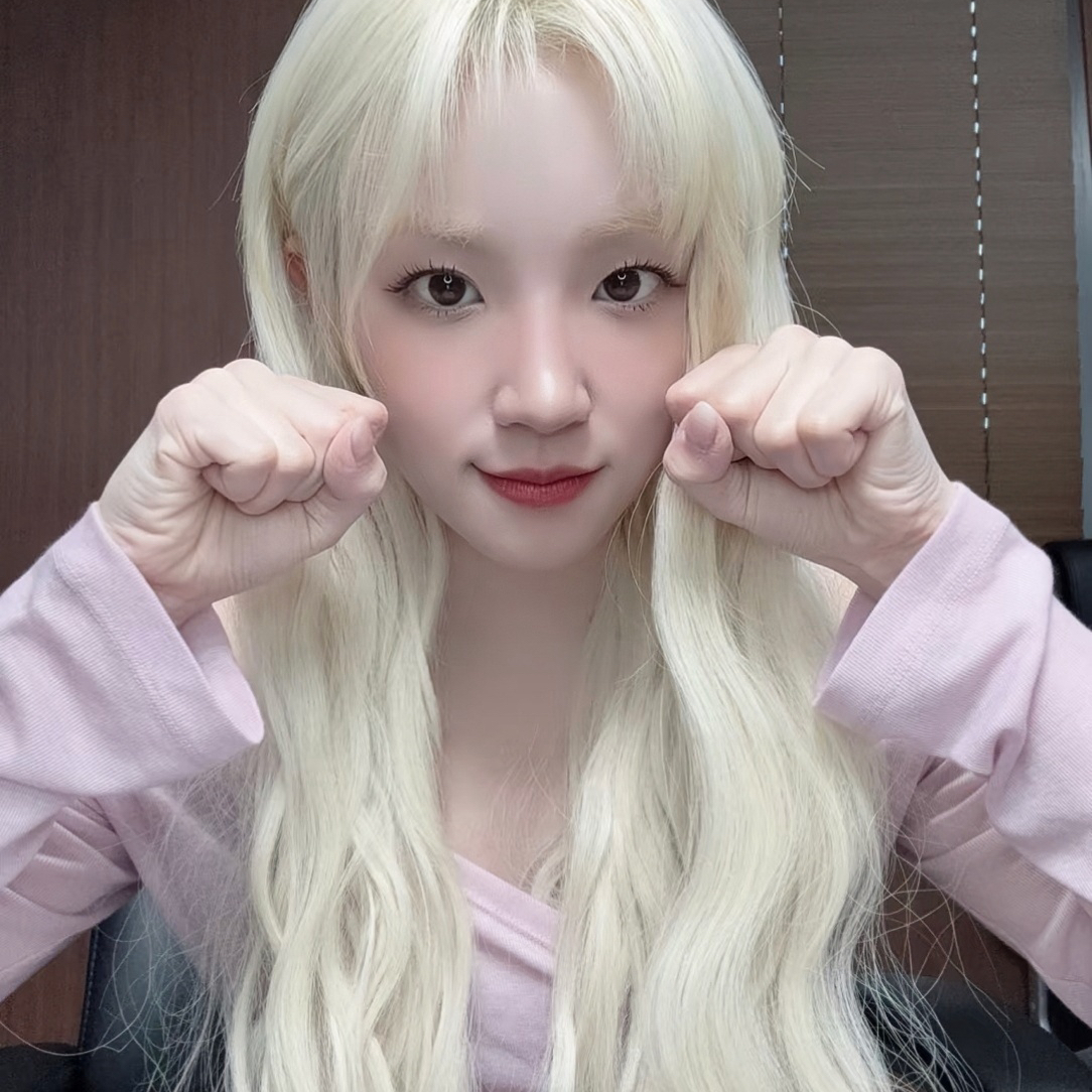 A moment captured by Yuqi (i-dle)'s fan
