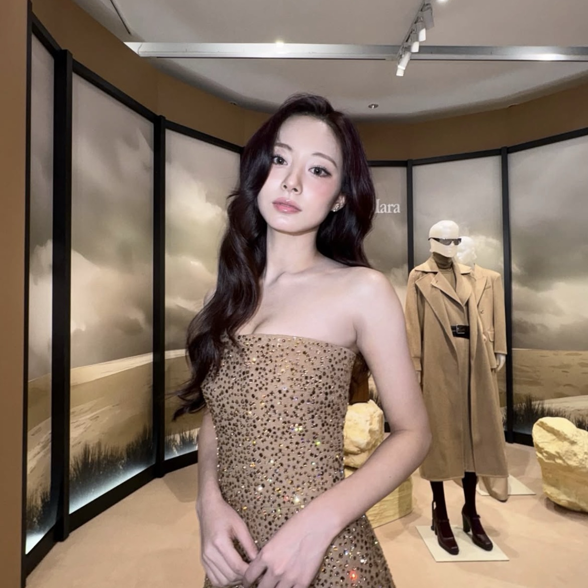 Foto aktivitas terbaru Tzuyu (TWICE)