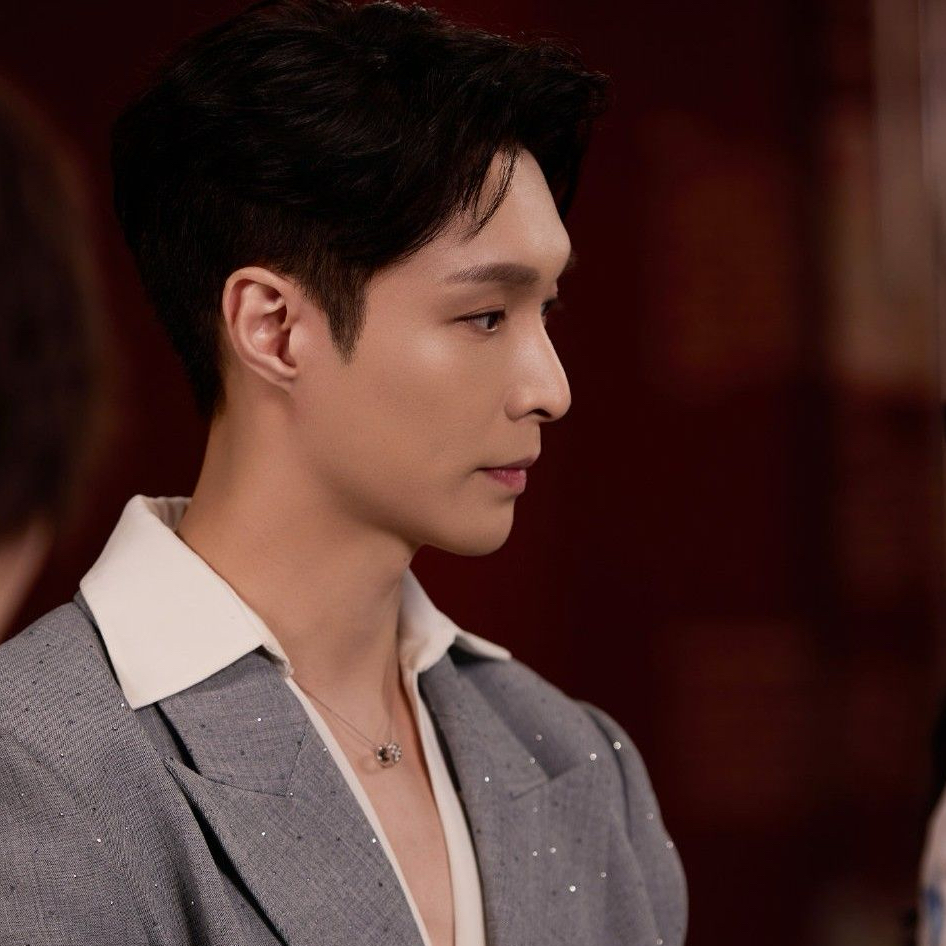 Behind-the-scenes cut of Lay (EXO)