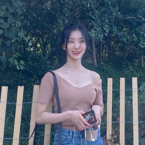 Foto perwakilan Lee Saerom yang penuh pesona