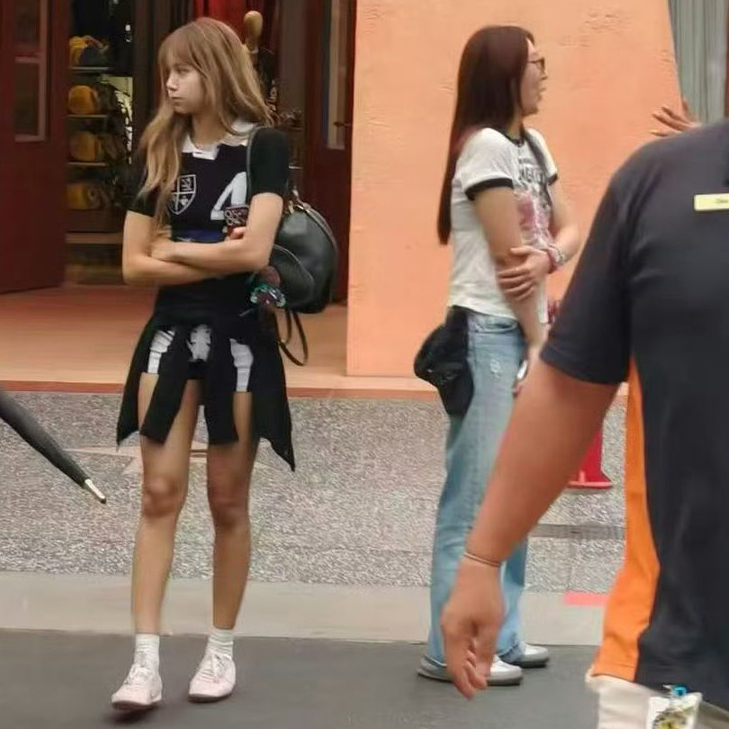 Foto aktivitas terbaru Lisa (BLACKPINK)