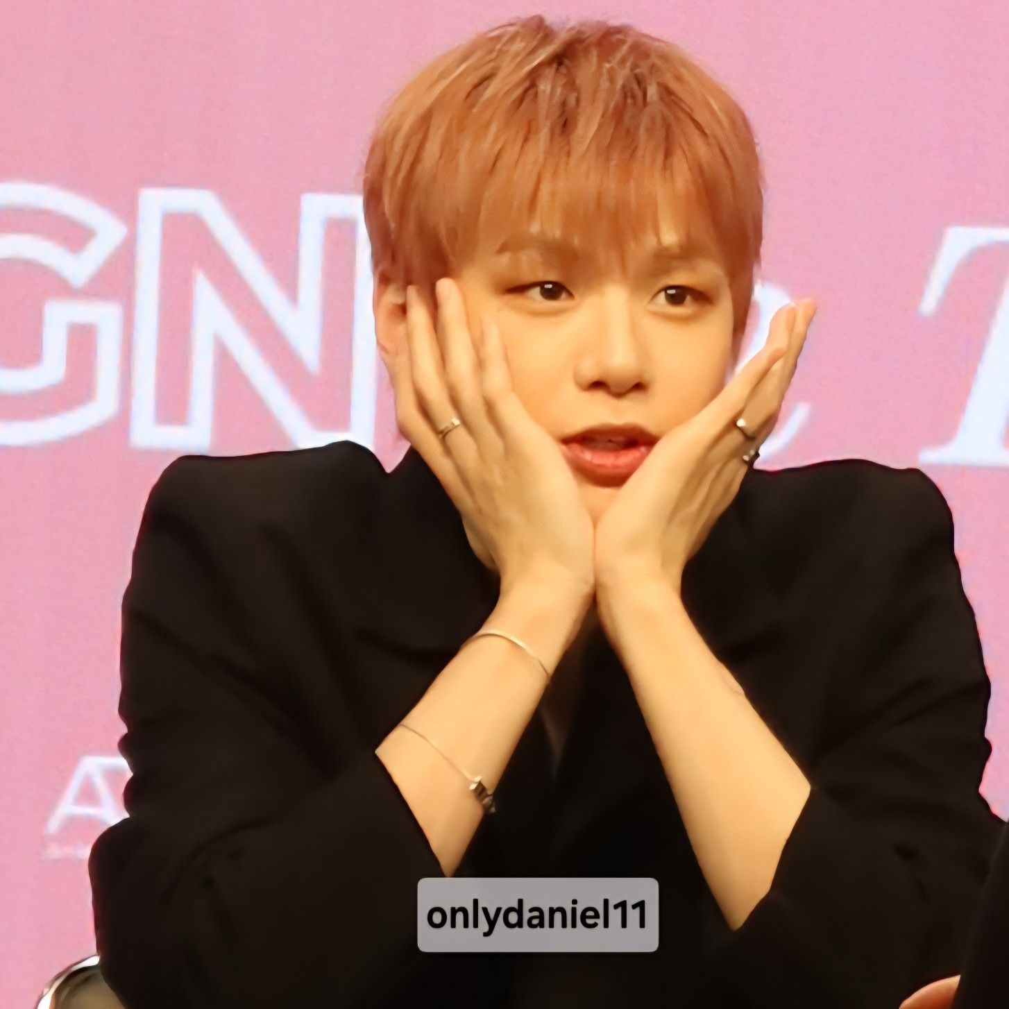 Behind-the-scenes cut of Kang Daniel