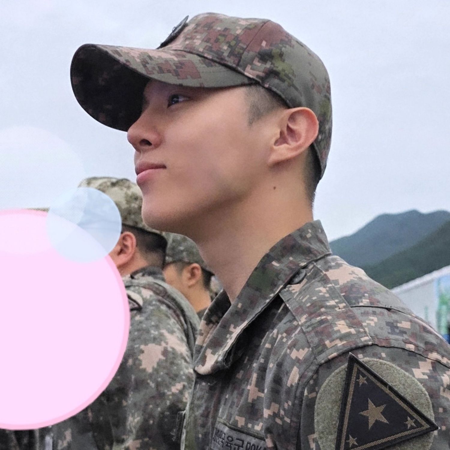 Behind-the-scenes cut of Kim Wooseok