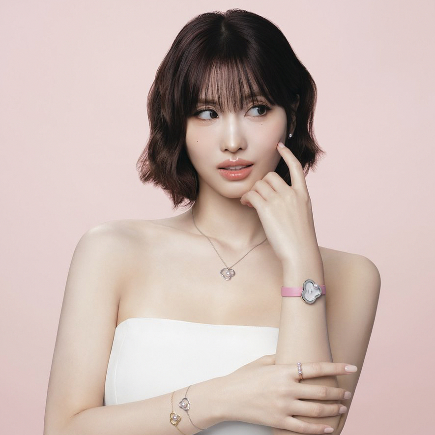 Foto aktivitas terbaru Momo (TWICE)