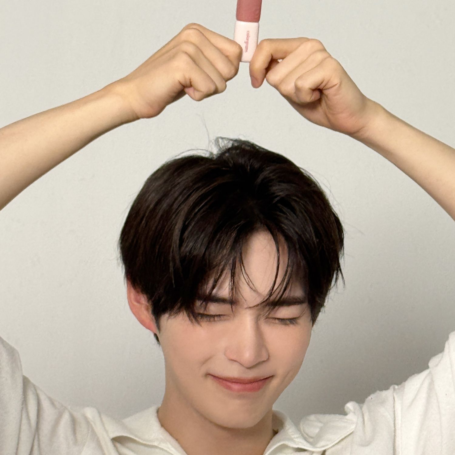 Behind-the-scenes cut of Sung Hanbin (ZEROBASEONE)