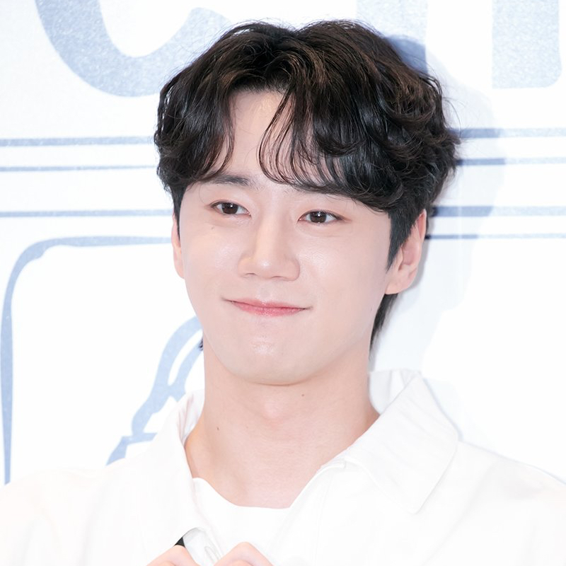 Behind-the-scenes cut of Lee Junyoung
