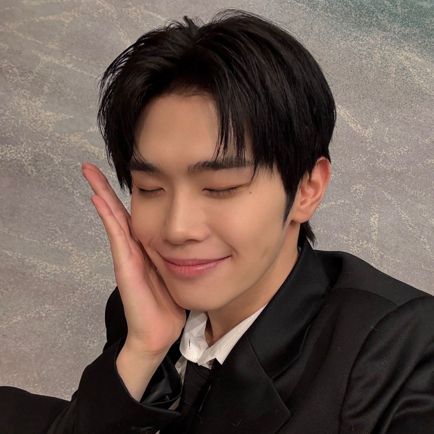 A moment captured by Kim Taerae (ZEROBASEONE)'s fan