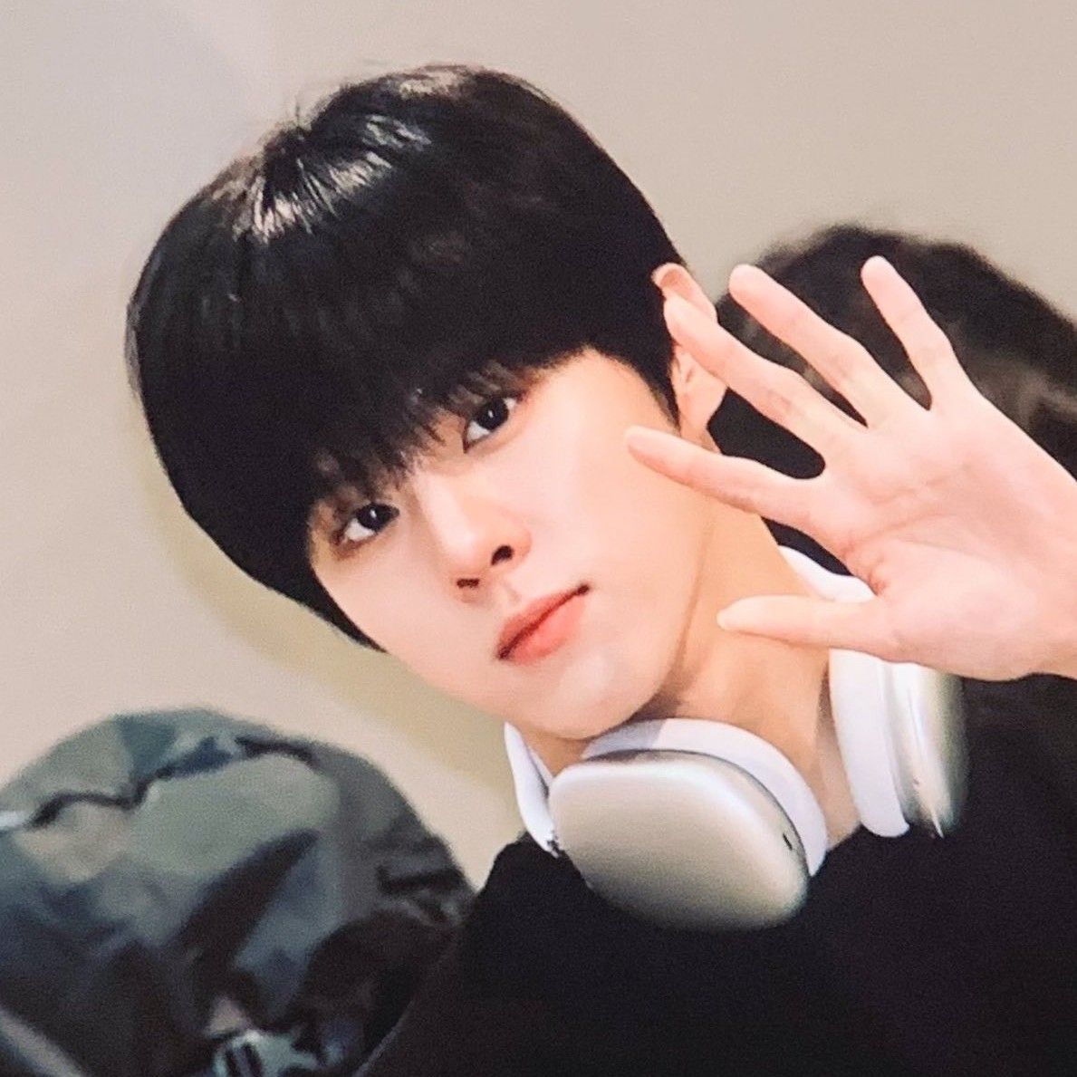 Behind-the-scenes cut of Kim Wooseok