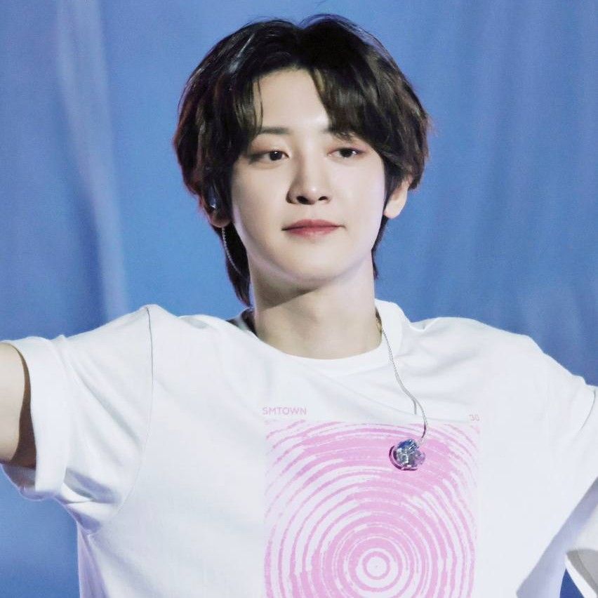 Recent activity shot of Chanyeol (EXO)