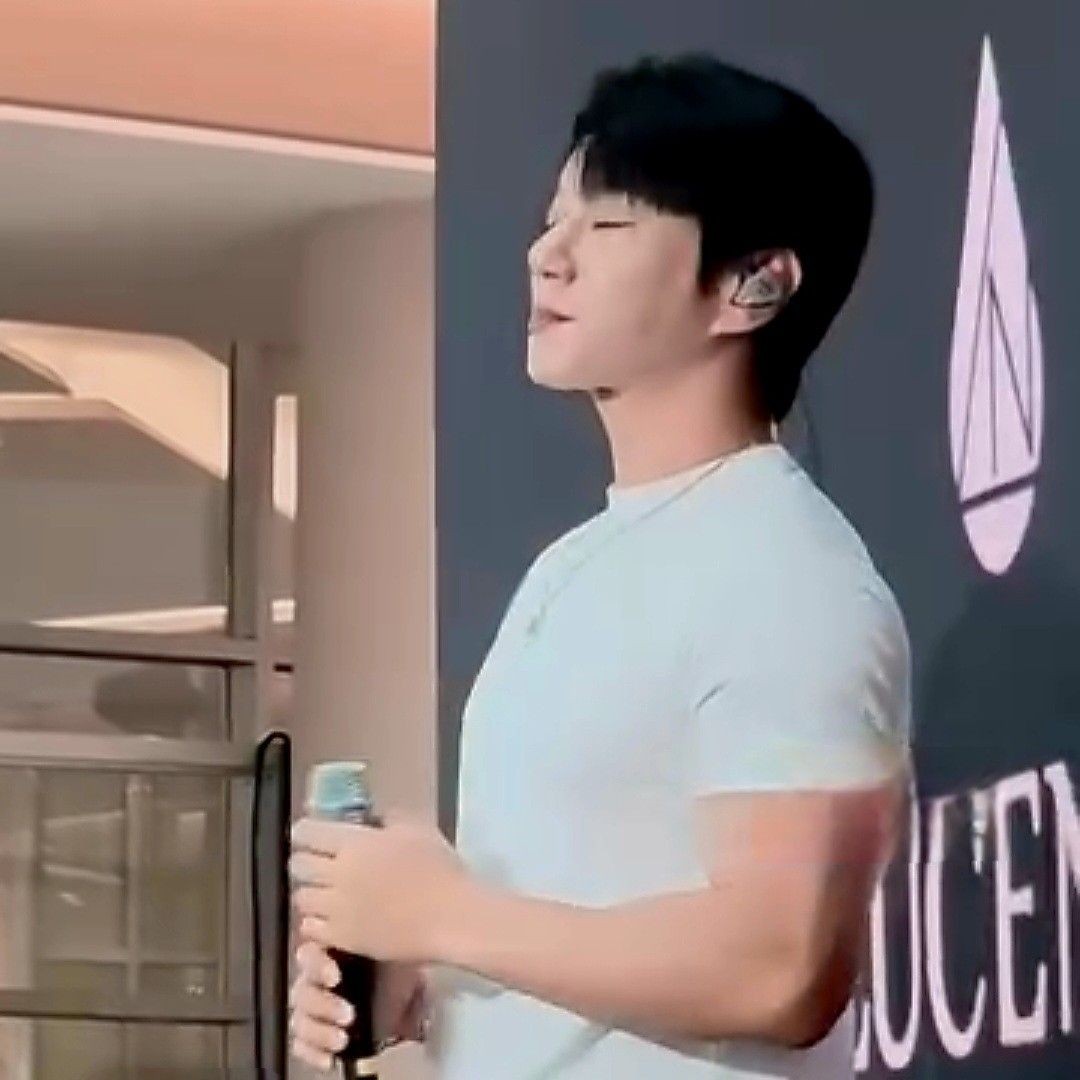 Latest photo of Hwang Chiyeol