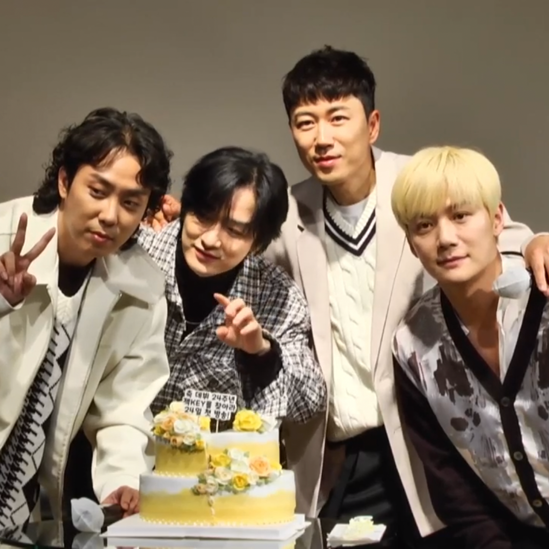 A moment captured by SECHSKIES's fan