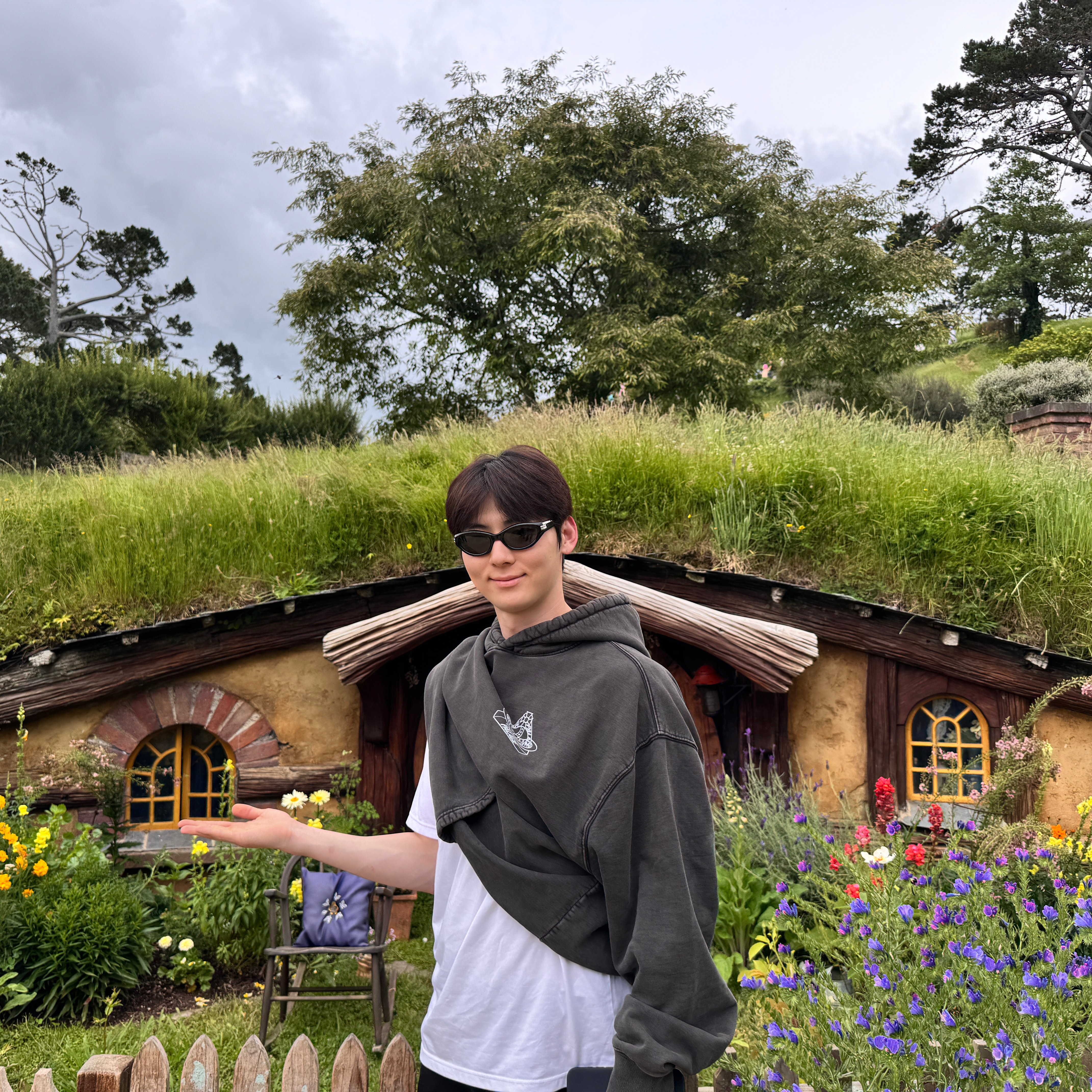 Behind-the-scenes cut of Hwang Minhyun