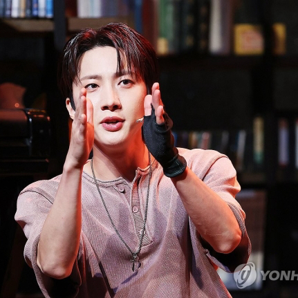 Behind-the-scenes cut of Hui (PENTAGON)
