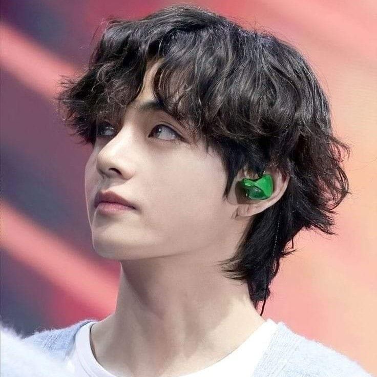 뷔 (방탄소년단)의 최신 사진