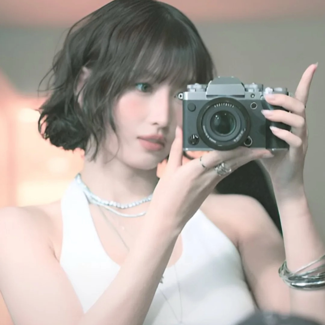 Behind-the-scenes cut of Momo (TWICE)