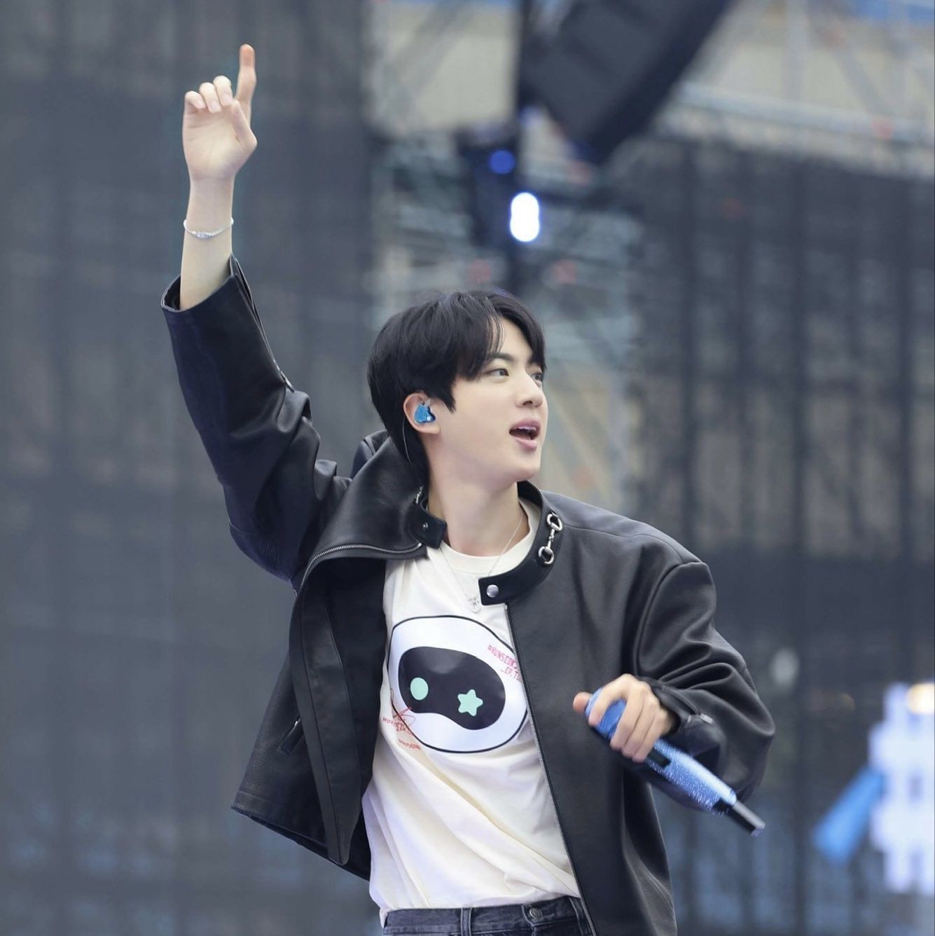 진 (방탄소년단)의 비하인드 컷