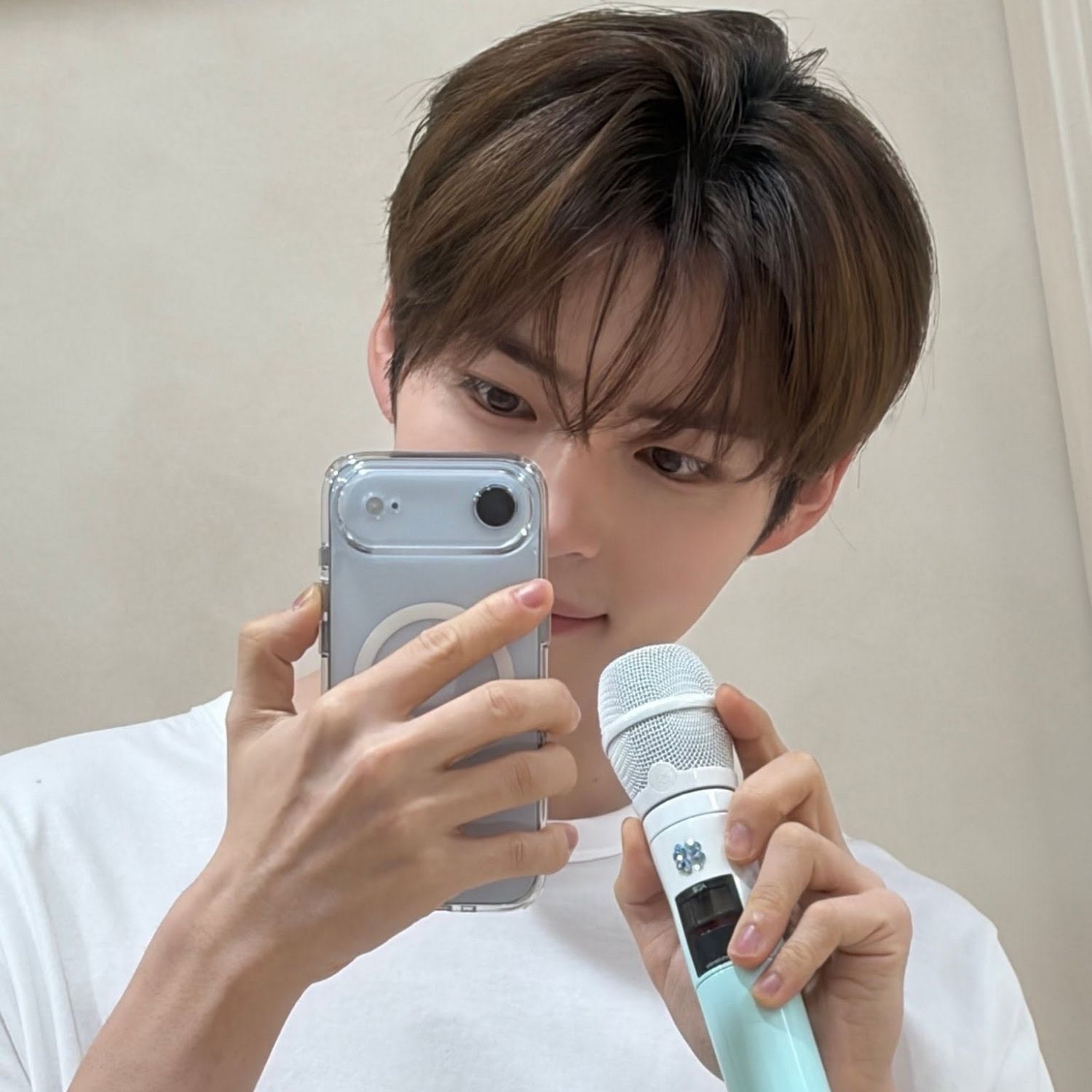 Behind-the-scenes cut of Sung Hanbin (ZEROBASEONE)